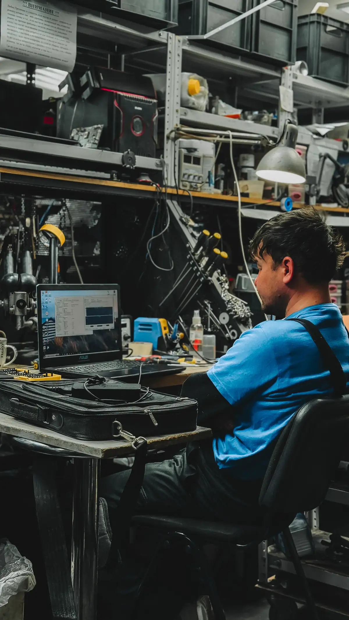 Ingenieur arbeitet am Laptop in der Werkstatt