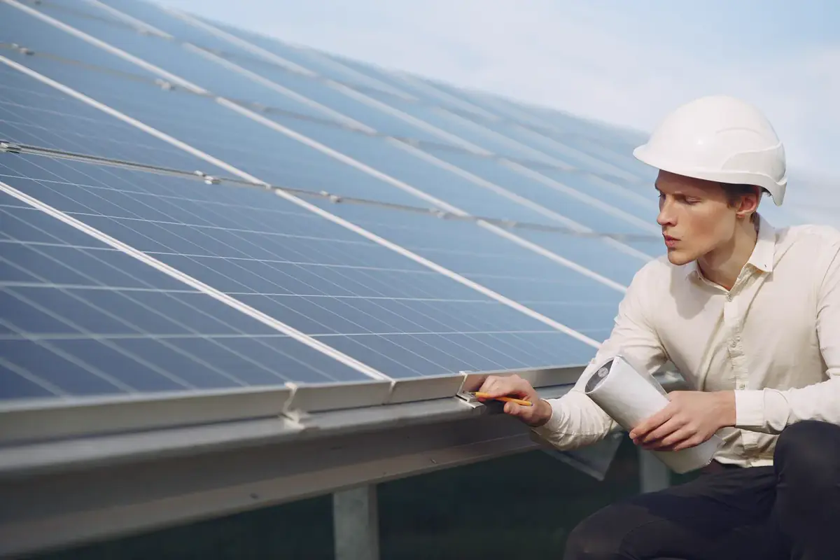 KI im Solarbetrieb: fünf Abläufe, die Zeit sparen